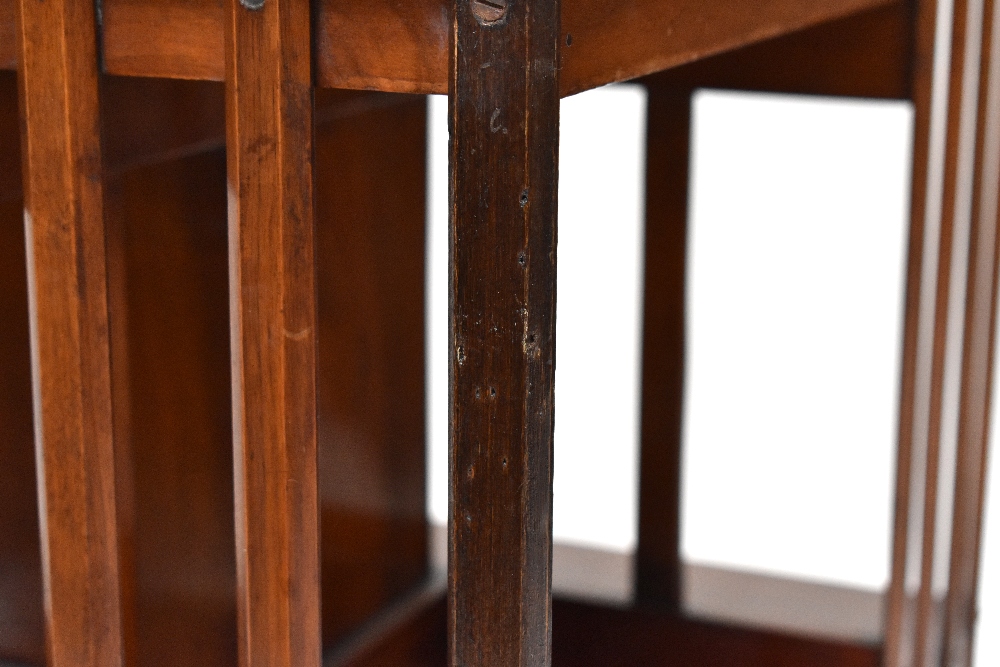 An Edwardian walnut revolving bookcase to baluster supports and castors, 82 x 53 x 53cm. - Bild 3 aus 3