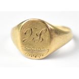 A vintage gentlemen's 9ct gold signet ring engraved with initials 'KL', size U, approx 3.1g.