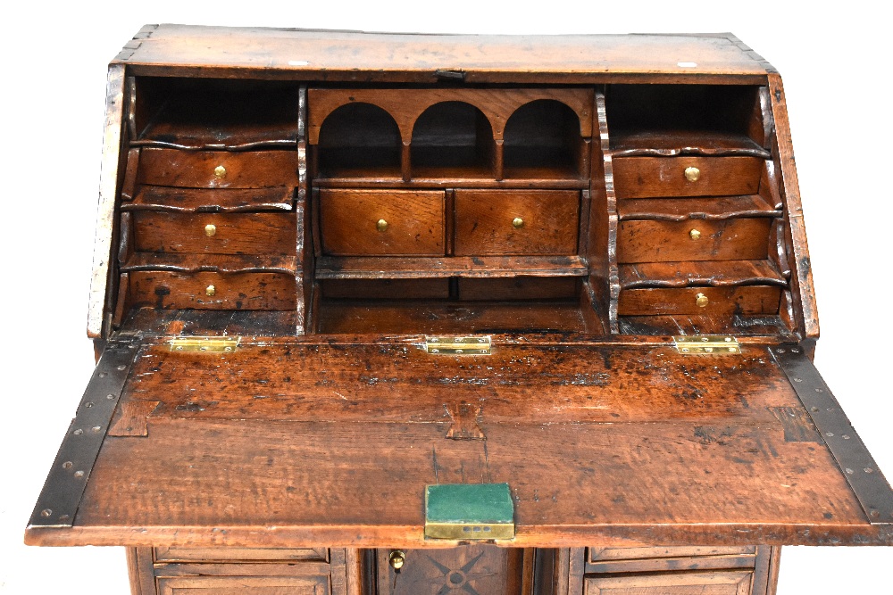 A George III oak bureau, drop-down desk top, - Bild 2 aus 2