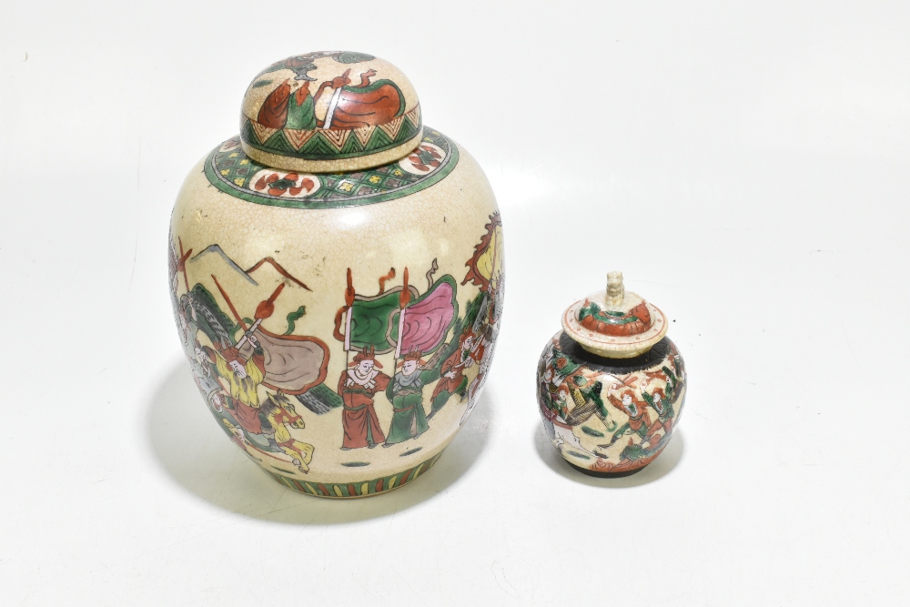 A mid-20th century Chinese Famille Verte crackle glazed ginger jar and cover, decorated with - Bild 5 aus 9