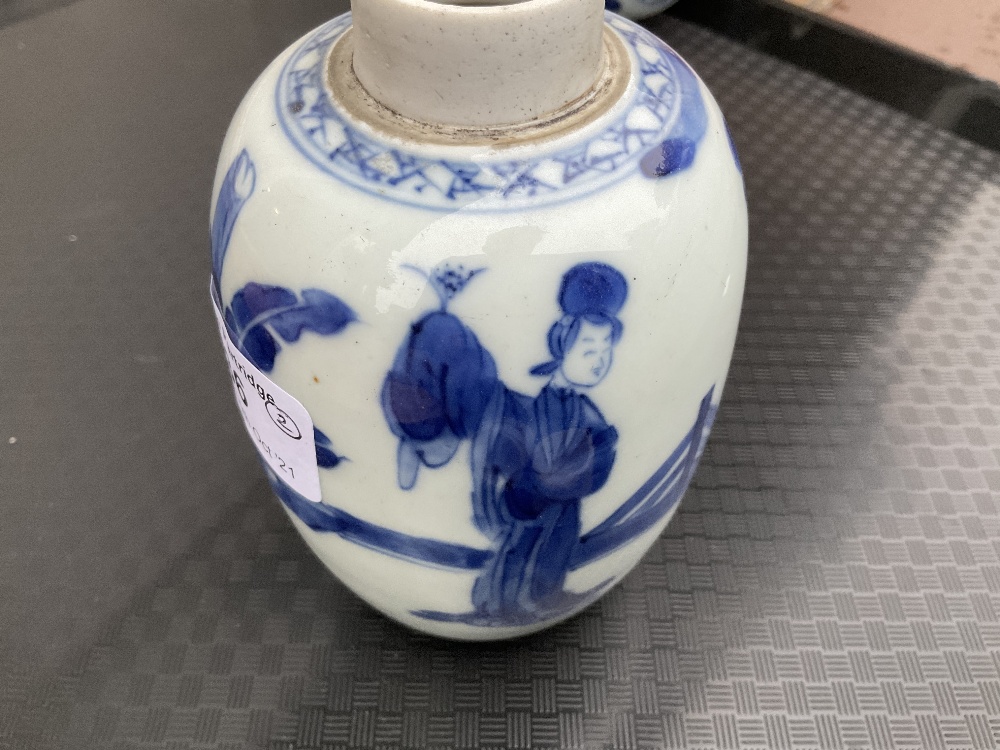 A pair of 18th century Chinese blue and white porcelain tea caddies and covers, painted with maidens - Bild 10 aus 23