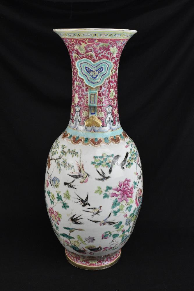 A large 19th century Chinese porcelain twin handled Famille Rose vase with flared neck with - Bild 18 aus 24