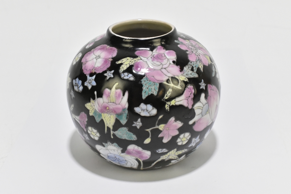 A 20th century Chinese Famile Noir porcelain vase of bulbous form, decorated in enamels with printed - Bild 3 aus 6