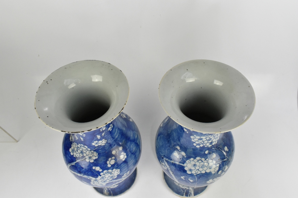 A near pair of 19th century Chinese blue and white porcelain vases decorated with prunus flowers - Bild 4 aus 12