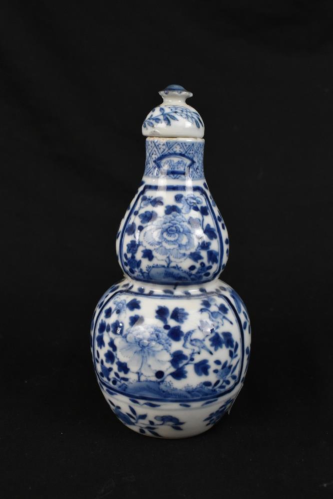 A late 19th century Chinese blue and white porcelain twin handled moon flask with moulded handles - Image 2 of 18