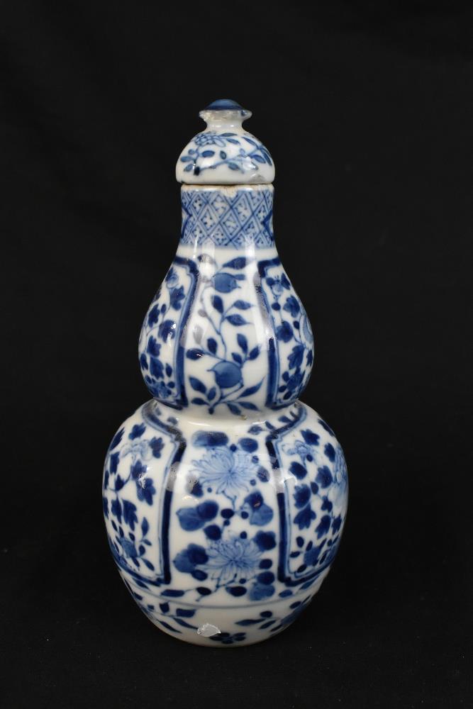 A late 19th century Chinese blue and white porcelain twin handled moon flask with moulded handles - Image 3 of 18