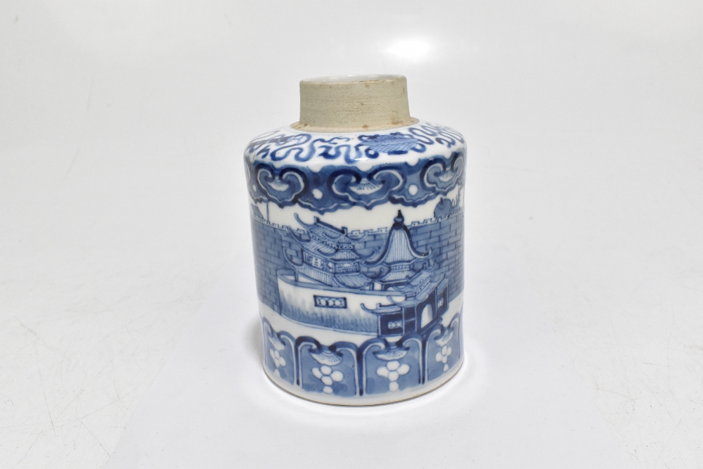 A late 19th century Kangxi style blue and white tea canister, decorated throughout with an - Bild 2 aus 6