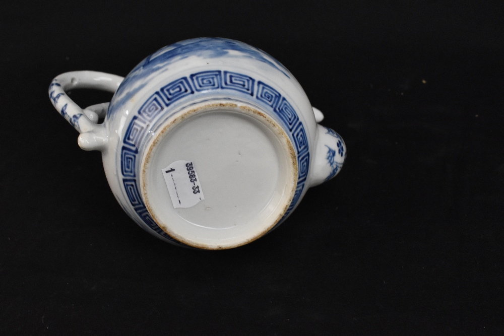An 18th century Chinese blue and white ewer decorated with two different birds and floral motifs, - Bild 8 aus 10