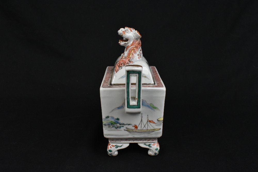 A 19th century Chinese Famille Verte Wucai porcelain koro and cover, the cover moulded with a shishi - Bild 5 aus 14