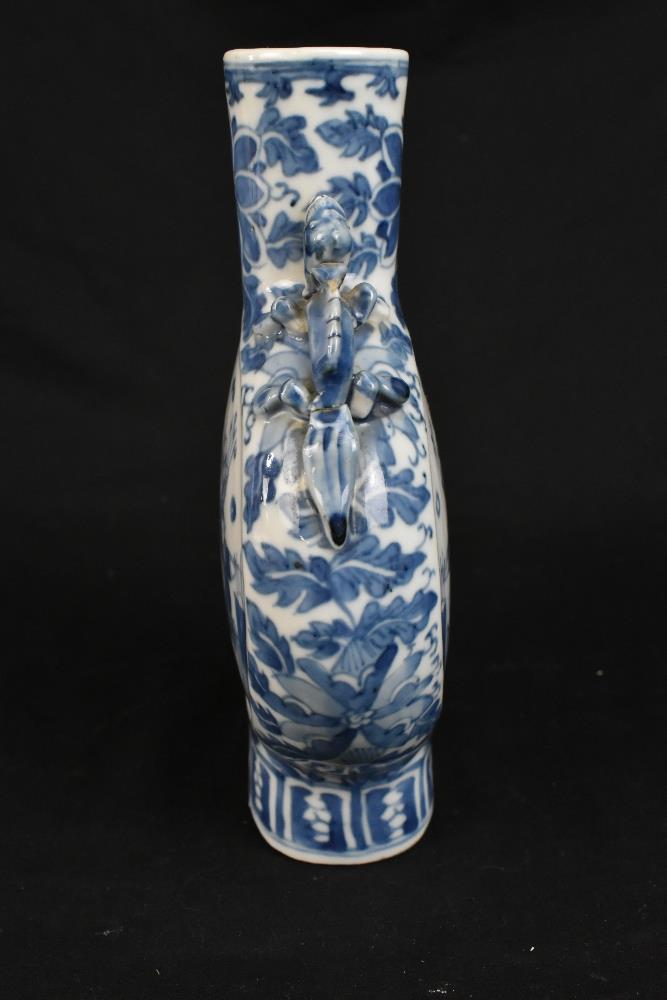 A late 19th century Chinese blue and white porcelain twin handled moon flask with moulded handles - Image 10 of 18