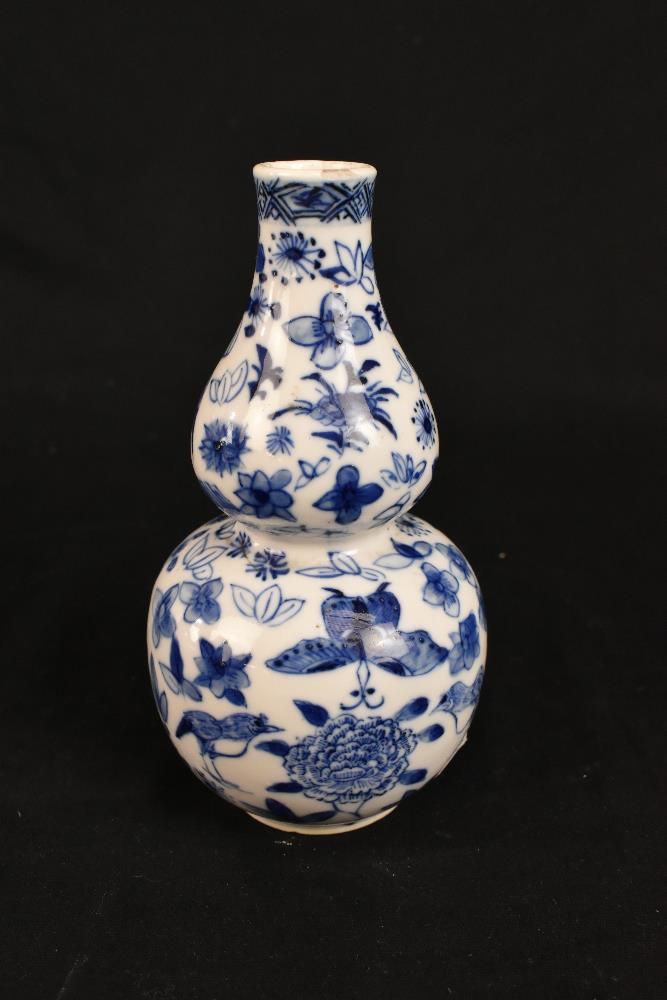 A late 19th century Chinese blue and white porcelain twin handled moon flask with moulded handles - Image 16 of 18