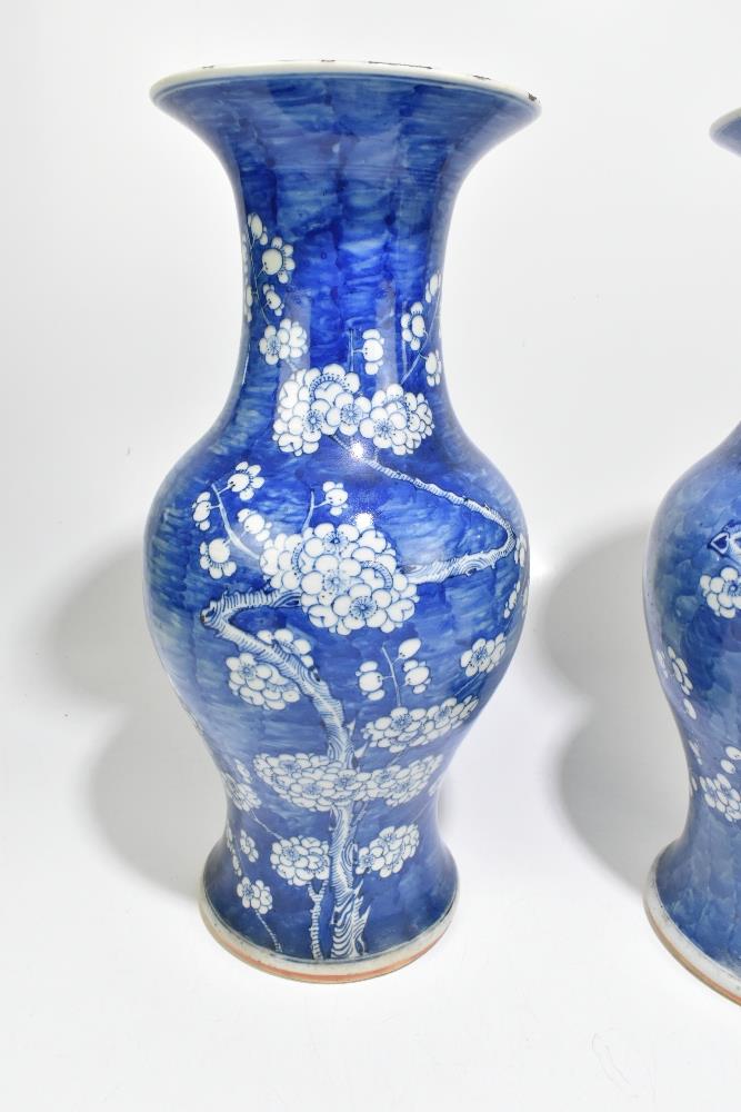 A near pair of 19th century Chinese blue and white porcelain vases decorated with prunus flowers - Bild 6 aus 12