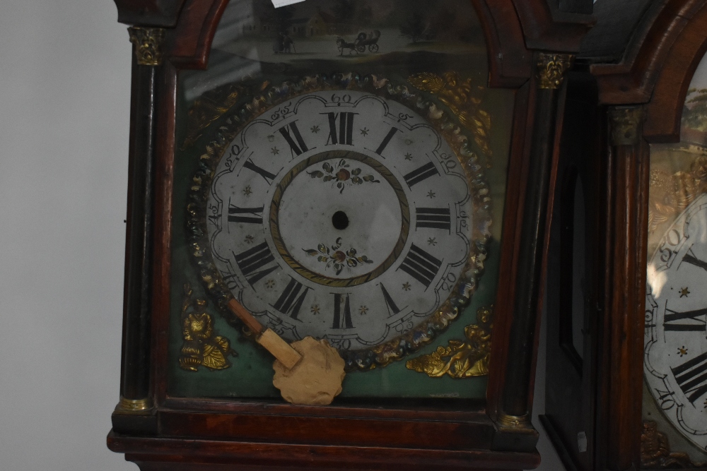 Two Continental wall clock cases, each with a domed hood and decorated dial, one in an oak case - Bild 6 aus 8