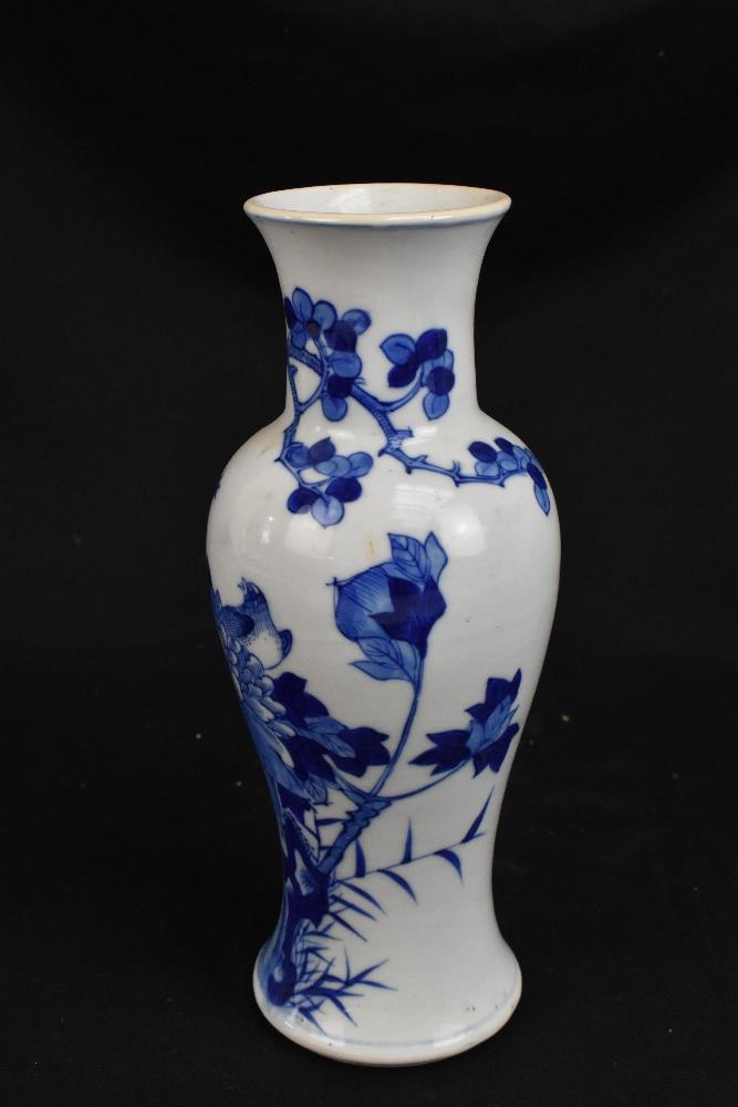 A late 19th century Chinese Kangxi style blue and white vase, decorated with two birds and flowers - Bild 4 aus 6