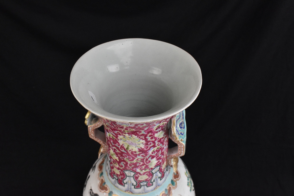 A large 19th century Chinese porcelain twin handled Famille Rose vase with flared neck with - Bild 23 aus 24