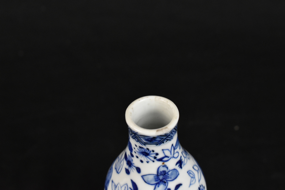 A late 19th century Chinese blue and white porcelain twin handled moon flask with moulded handles - Image 17 of 18