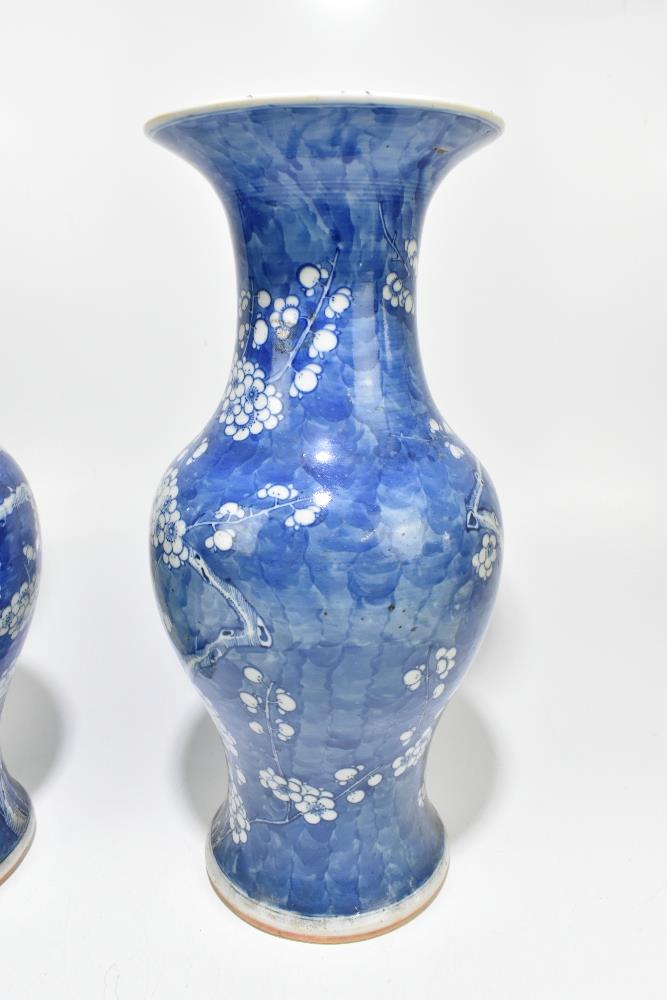 A near pair of 19th century Chinese blue and white porcelain vases decorated with prunus flowers - Bild 10 aus 12