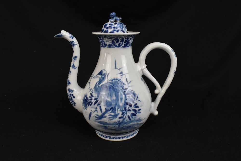 An 18th century Chinese blue and white ewer decorated with two different birds and floral motifs, - Bild 4 aus 10