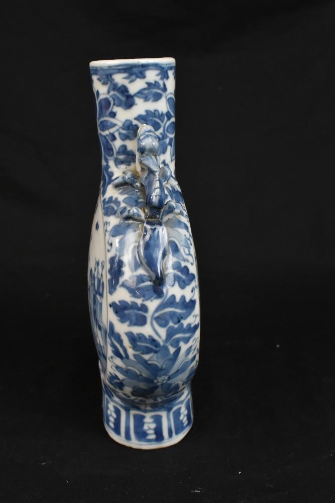 A late 19th century Chinese blue and white porcelain twin handled moon flask with moulded handles - Image 8 of 18