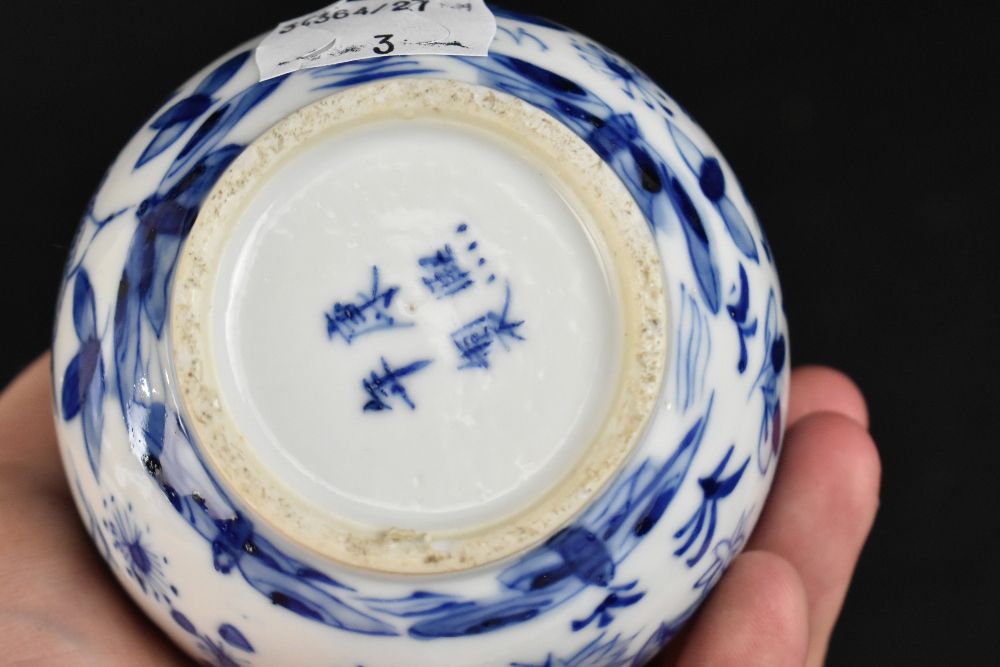 A late 19th century Chinese blue and white porcelain twin handled moon flask with moulded handles - Image 18 of 18