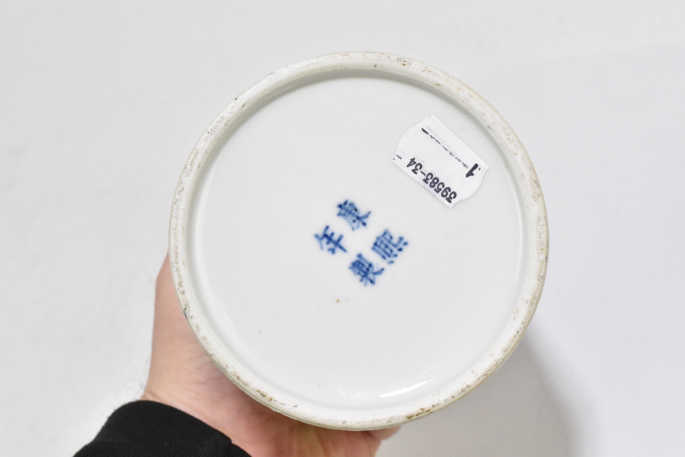 A late 19th century Kangxi style blue and white tea canister, decorated throughout with an - Bild 6 aus 6