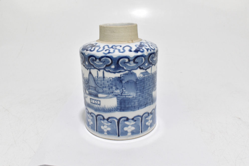 A late 19th century Kangxi style blue and white tea canister, decorated throughout with an - Bild 3 aus 6