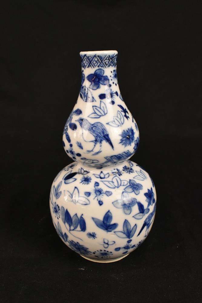 A late 19th century Chinese blue and white porcelain twin handled moon flask with moulded handles - Image 15 of 18