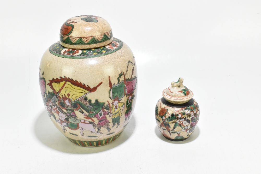 A mid-20th century Chinese Famille Verte crackle glazed ginger jar and cover, decorated with - Bild 4 aus 9