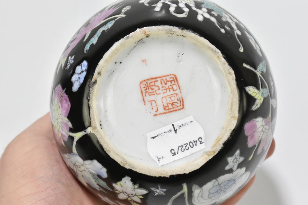 A 20th century Chinese Famile Noir porcelain vase of bulbous form, decorated in enamels with printed - Bild 6 aus 6