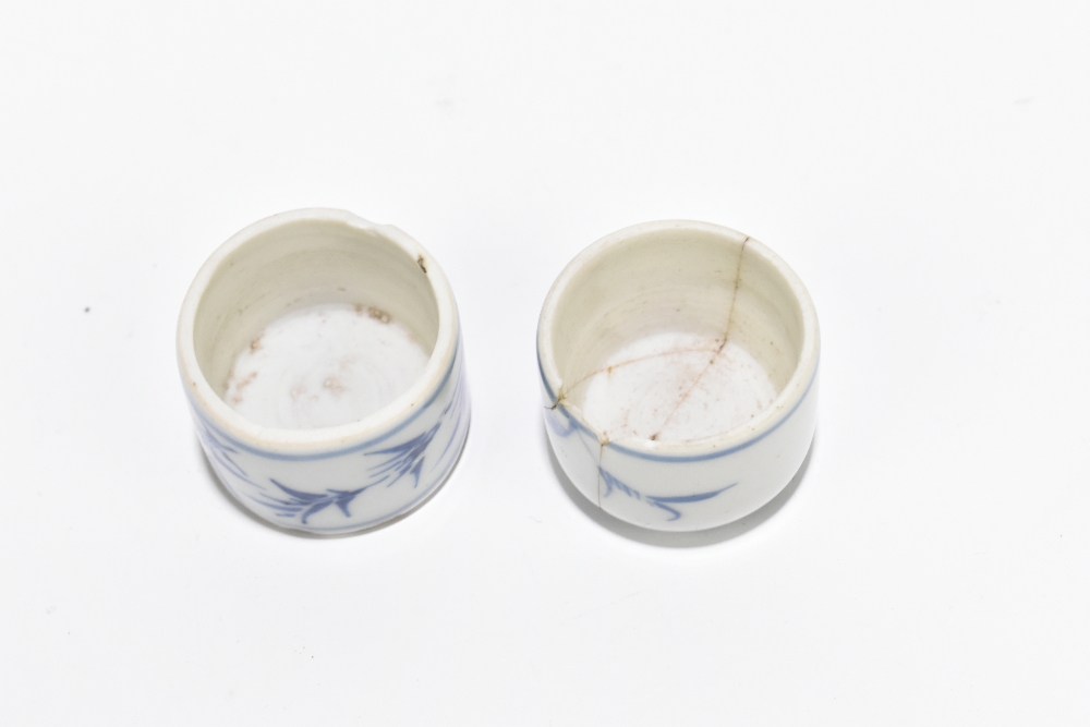 A pair of 18th century Chinese blue and white porcelain tea caddies and covers, painted with maidens - Bild 8 aus 23