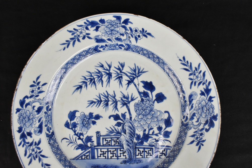 An 18th century Chinese Export blue and white porcelain wall charger decorated with lotus flowers - Bild 3 aus 7