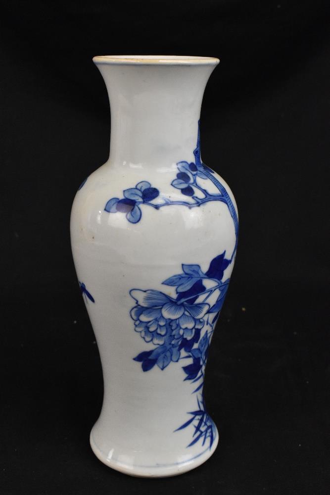 A late 19th century Chinese Kangxi style blue and white vase, decorated with two birds and flowers - Bild 2 aus 6