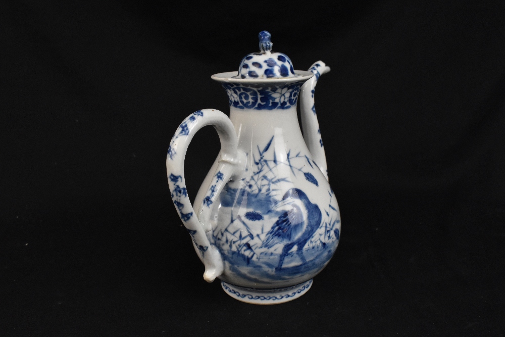 An 18th century Chinese blue and white ewer decorated with two different birds and floral motifs, - Bild 6 aus 10