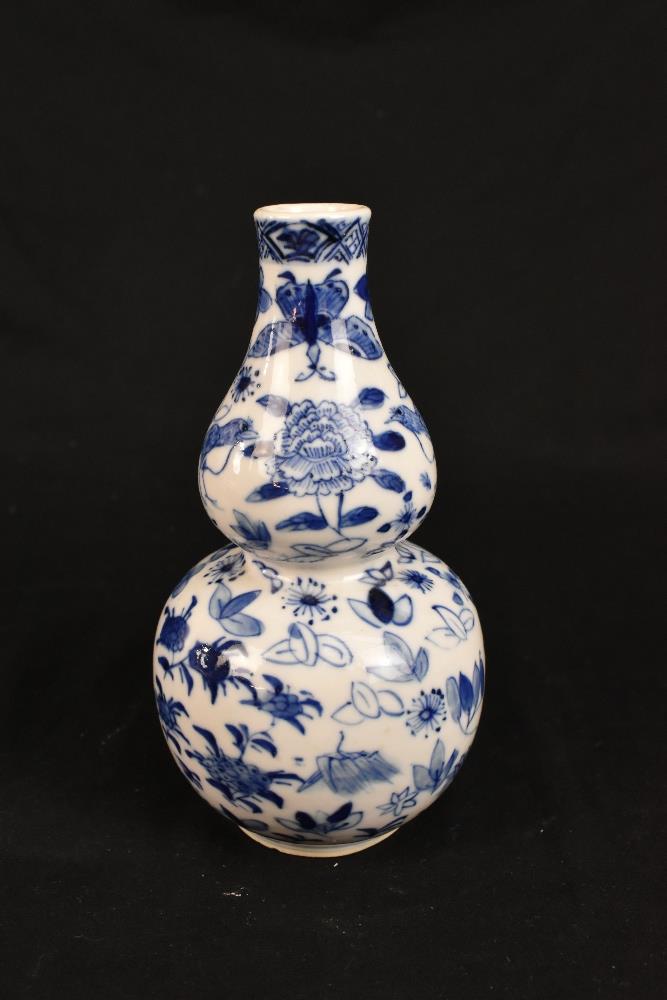 A late 19th century Chinese blue and white porcelain twin handled moon flask with moulded handles - Image 14 of 18