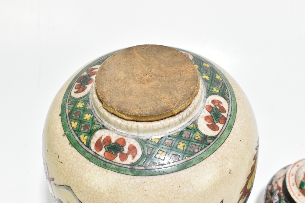 A mid-20th century Chinese Famille Verte crackle glazed ginger jar and cover, decorated with - Bild 6 aus 9