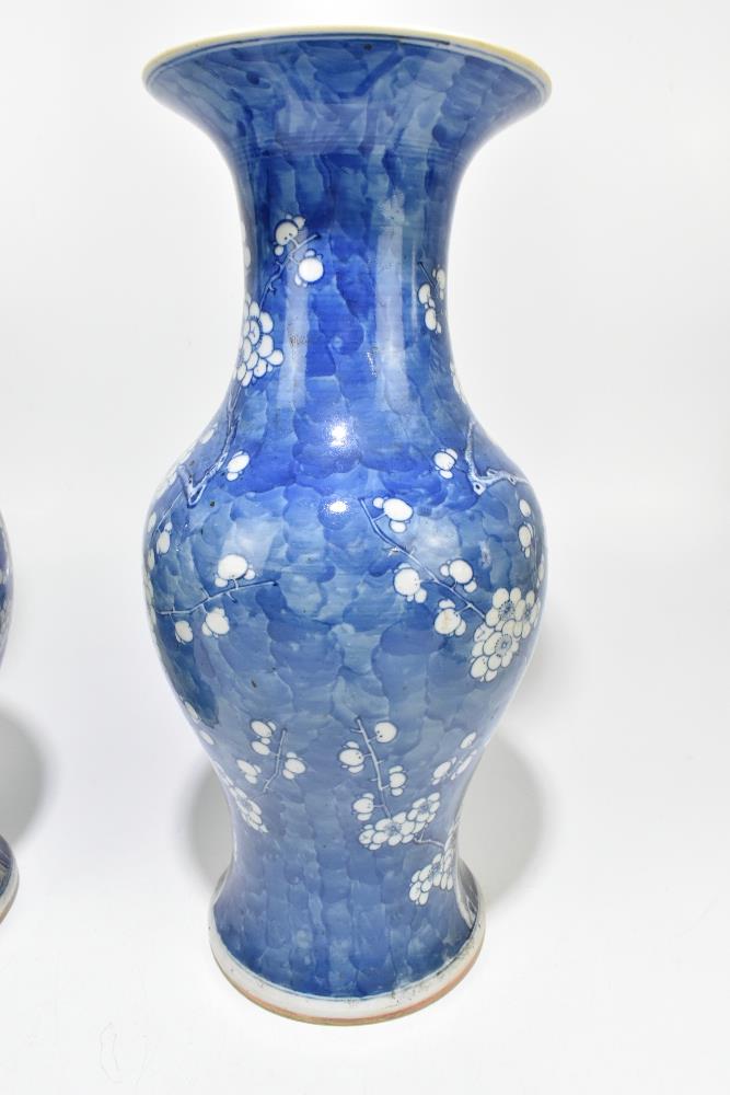 A near pair of 19th century Chinese blue and white porcelain vases decorated with prunus flowers - Bild 8 aus 12