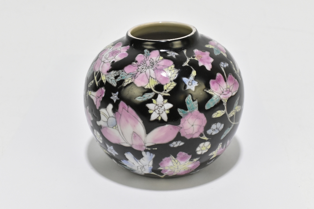 A 20th century Chinese Famile Noir porcelain vase of bulbous form, decorated in enamels with printed - Bild 4 aus 6