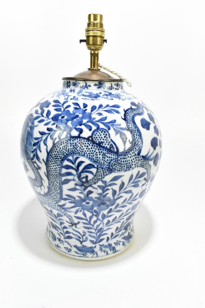 A 19th century Chinese blue and white porcelain vase converted to a table lamp, painted with a - Bild 6 aus 9