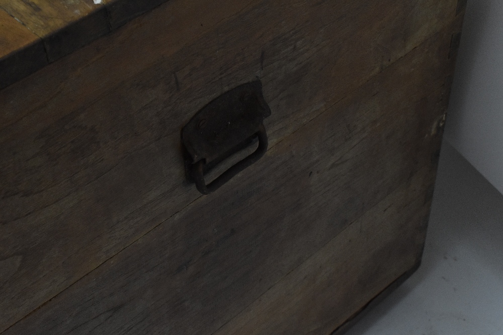 An early 20th century teak trunk of rectangular form, with cast metal side handles, width 90cm, - Bild 5 aus 8