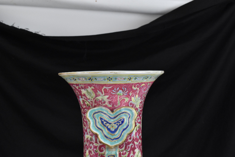 A large 19th century Chinese porcelain twin handled Famille Rose vase with flared neck with - Bild 12 aus 24
