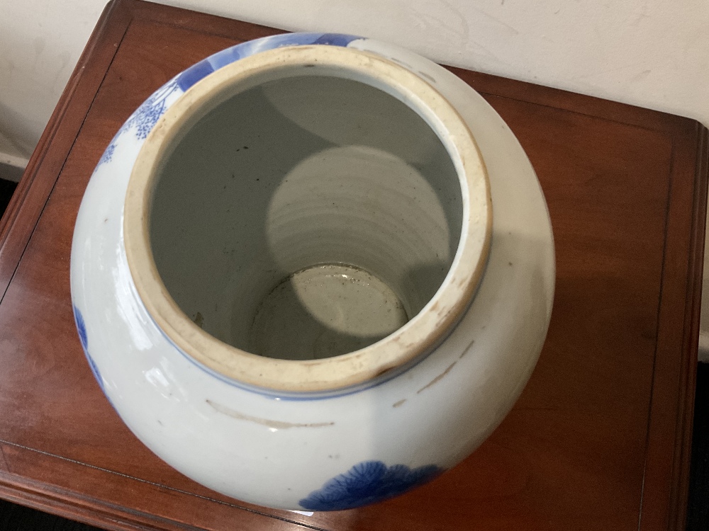 A 18th century Chinese Export blue and white vase with associated cover and stand decorated with - Bild 12 aus 21