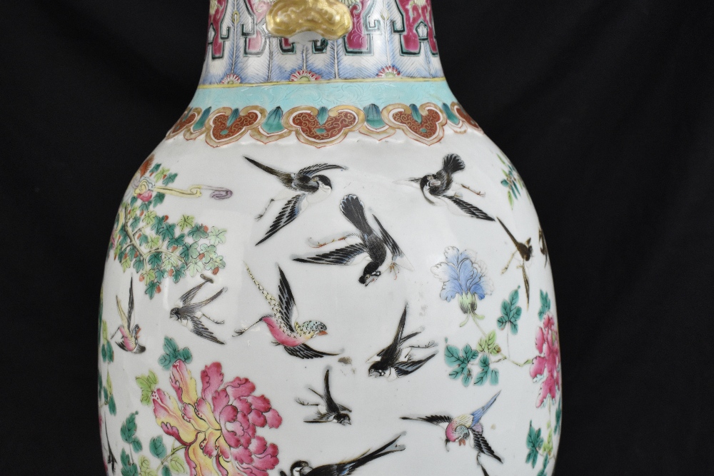 A large 19th century Chinese porcelain twin handled Famille Rose vase with flared neck with - Bild 10 aus 24