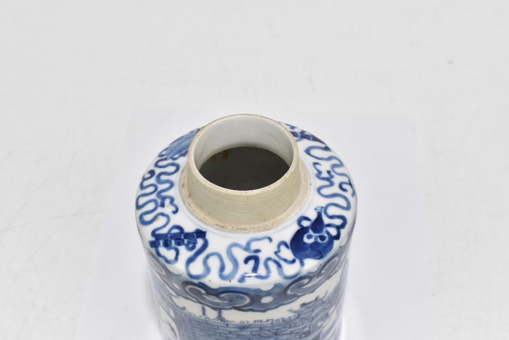 A late 19th century Kangxi style blue and white tea canister, decorated throughout with an - Bild 5 aus 6