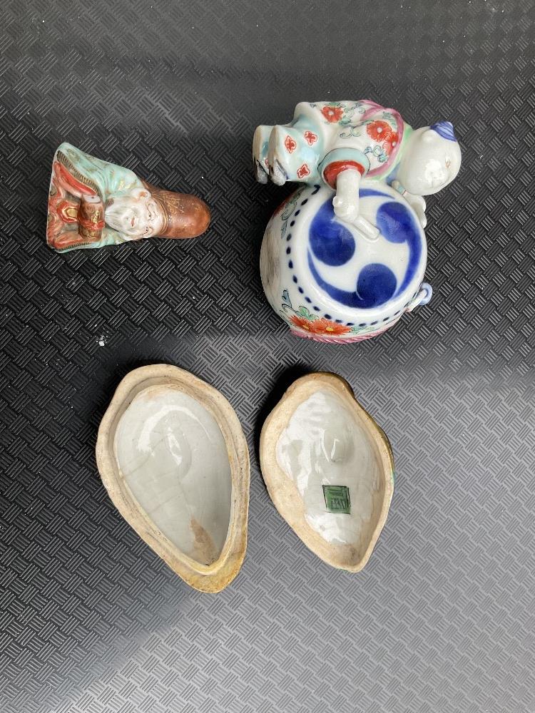 A group of Chinese ceramics including a Famille Rose figure of a boy playing a drum, snuff bottle - Image 18 of 19
