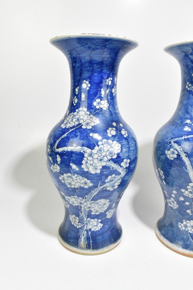 A near pair of 19th century Chinese blue and white porcelain vases decorated with prunus flowers - Bild 2 aus 12