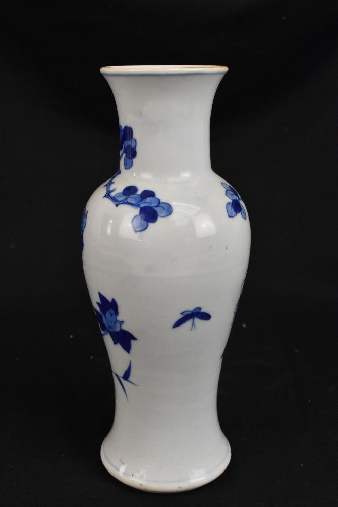 A late 19th century Chinese Kangxi style blue and white vase, decorated with two birds and flowers - Bild 3 aus 6