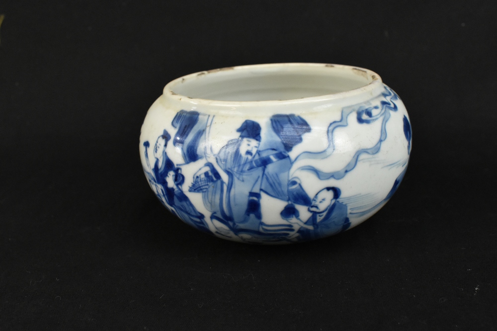 An 18th / 19th century Chinese blue and white spherical bowl, decorated throughout with figures in a - Image 7 of 29