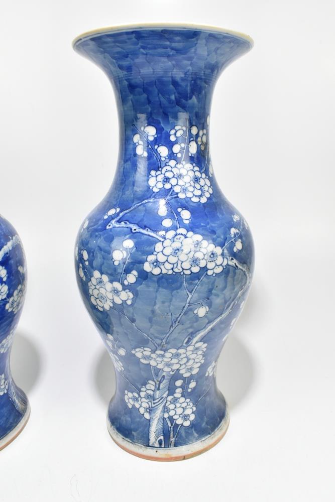 A near pair of 19th century Chinese blue and white porcelain vases decorated with prunus flowers - Bild 9 aus 12