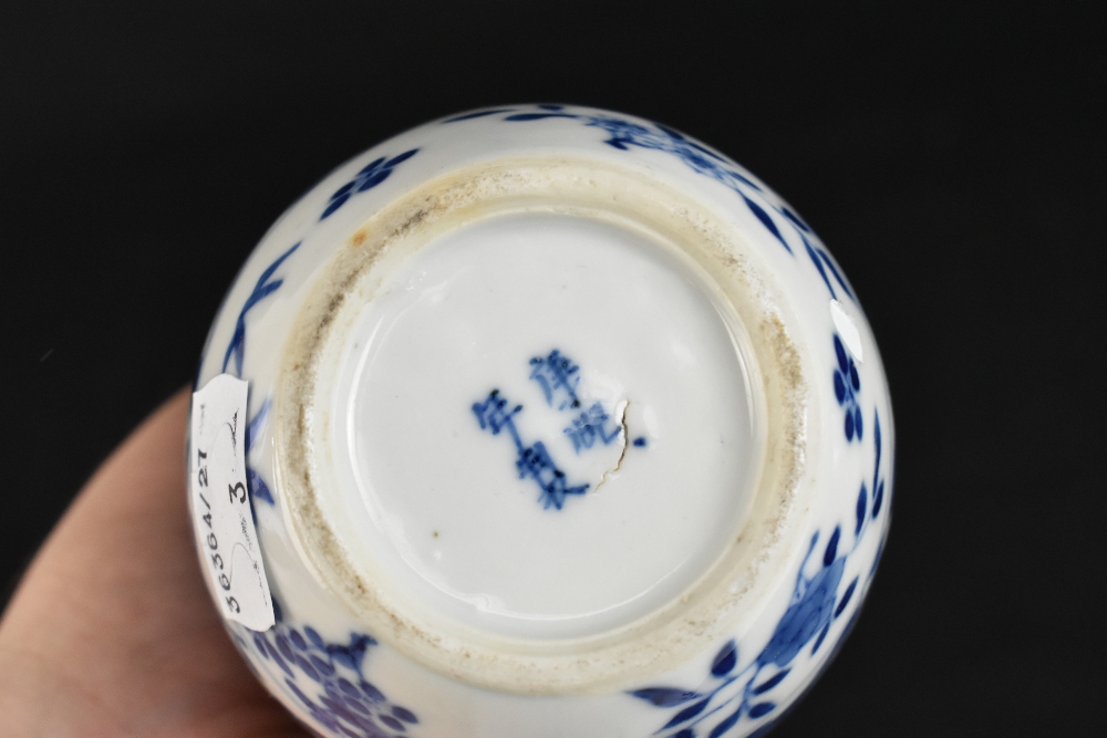 A late 19th century Chinese blue and white porcelain twin handled moon flask with moulded handles - Image 13 of 18