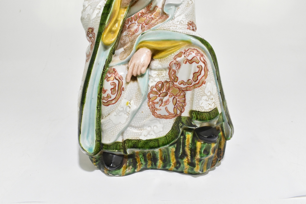 A late 19th century Chinese figure representing a seated scholar wearing a gown with relief and - Bild 2 aus 7